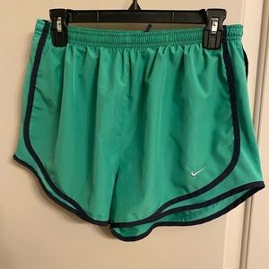 Nike women’s tempo short